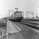 854286 Afbeelding van een electrische locomotief reeks 15 van de N.M.B.S. met een T.E.E. Étoile du Nord bestaande uit ...